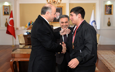 Şampiyon sporcular Vali Azizoğlu’nu ziyaret etti