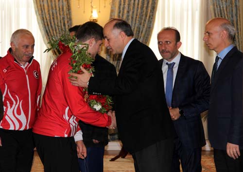 Avrupa güreş şampiyonu Vali Azizoğlu’nu ziyaret etti