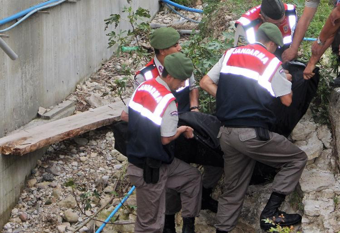 Ağaçta elektrik akımına kapılan genç öldü