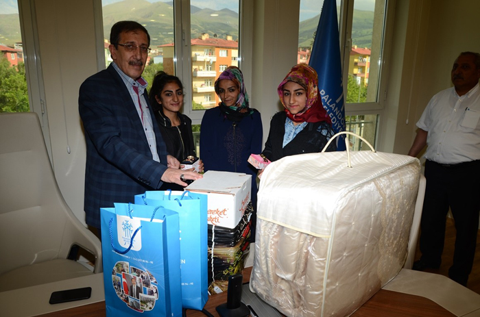 Başkan Bulutlar, bayram öncesi yetimleri ve öksüzleri sevindirdi