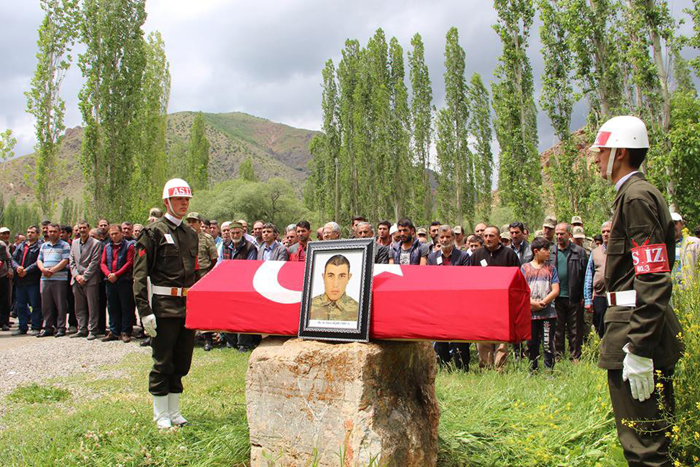 İstanbul’da ölü bulunan asker memleketi Oltu’da toprağa verildi