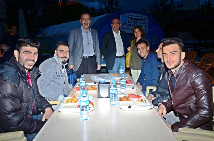 Kaymakam Yavuz ve Başkan Bulutlar vatandaşlarla birlikte iftar yaptı