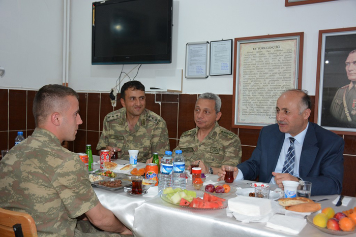 Vali Azizoğlu, mehmetçikle iftar yemeğinde bir araya geldi