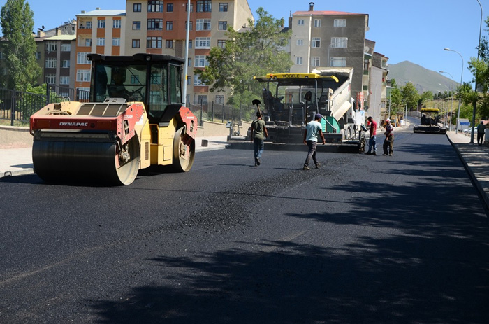 Palandöken Belediyesinin asfalt ve kilit parke çalışması devam ediyor