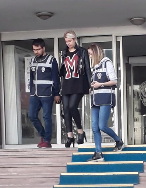 Erzurum’da bir kadın Tarihi Aziziye Tabyası’nda yarı çıplak poz verdi