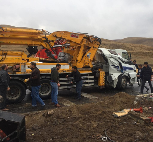Freni patlayan vinç yan yattı, trafik felç oldu