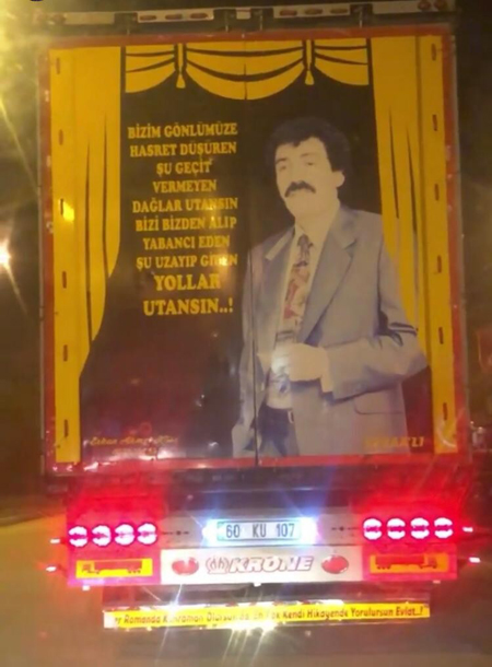 Çekicinin arkasındaki Müslüm Gürses portresi ilgi odağı oldu