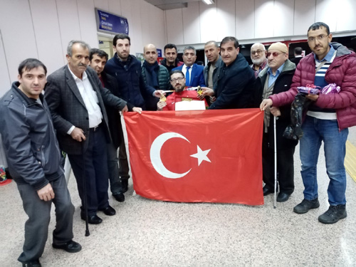 Dünya Şampiyonu havalimanında İstiklal Marşı ile karşılandı