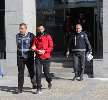 Eve kilitleyip işkence yaptıktan sonra bacağından vurup gasp ettiler