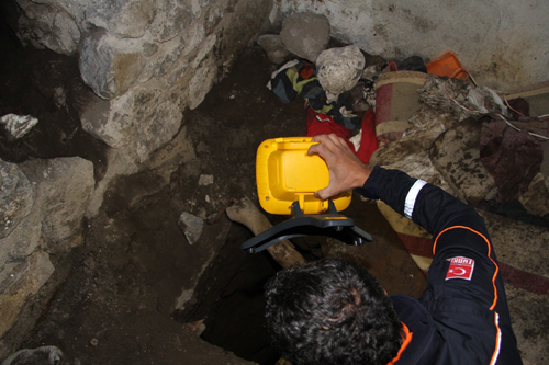 Narkotik ekipleri operasyon için girdiği evde 15 metre derinliğindeki kuyuyla karşılaştı