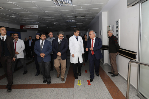 Rektör Çomak’lı hastaları ziyaret etti