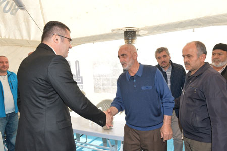 Vali Memiş, Antalya’daki evlerinde ölü bulunan 4 kişilik ailenin yakınlarına taziye ziyaretinde bulundu