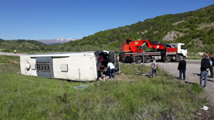 Erzincan’da yolcu otobüsü devrildi: 19 yaralı