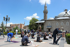 Erzurum’da binlerce vatandaş cuma namazı kılmak için kent meydanlarına akın etti