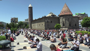 Erzurum’da cuma namazında meydanlar doldu taştı