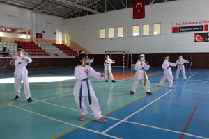 Taekwondocular maskesi takarak antrenmanlarına başladı