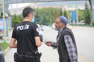 Yaşlı adam kamyonla çarptığı kadının sağlık durumunu uzun süre polislere sordu