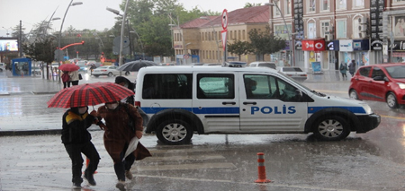Erzurumlular yağmurla serinledi!