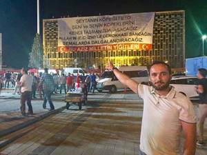 Hain gecede korkusuzca cami hoparlöründen anons yaptı, binler sokağa döküldü