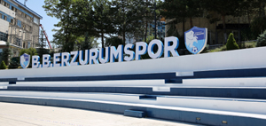 Havuzbaşı Kent Meydanı mavi beyaza büründü