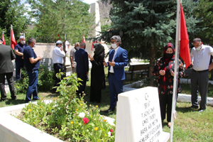 Oltu’da şehitliği ziyaret ederek karanfil bıraktılar