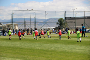 Futbol seçmelerinde çocuklar sahada, veliler dışarıda terledi