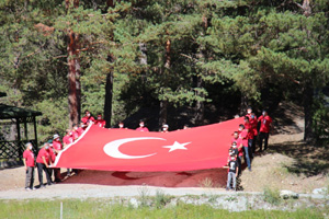 Oltulu doğa severlerden anlamlı yürüyüş
