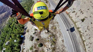 Profesyonel base jump sporcusu Cengiz Koçak, Zafer Bayramı’na özel bir atlayış gerçekleştirdi