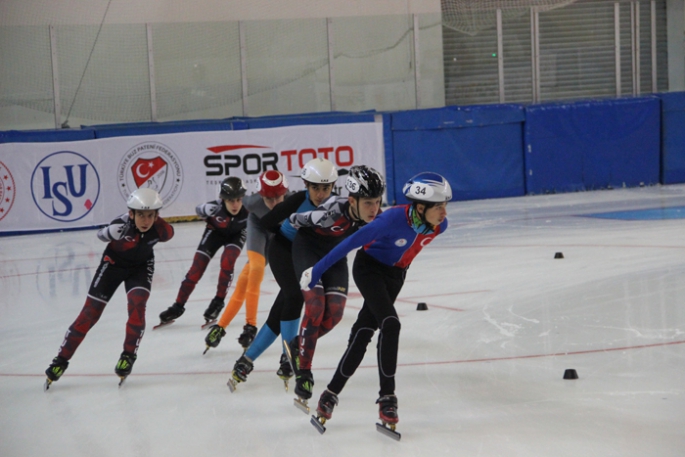 Short Track Nene Hatun Kupası yarışları 165 sporcuyla Erzurum’da başladı