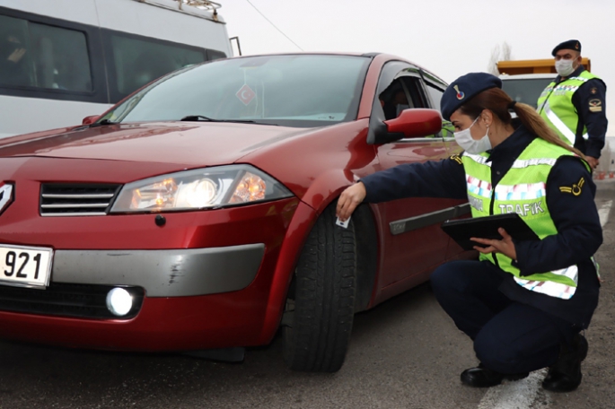 Jandarma trafik ekiplerinden kış lastiği uygulaması