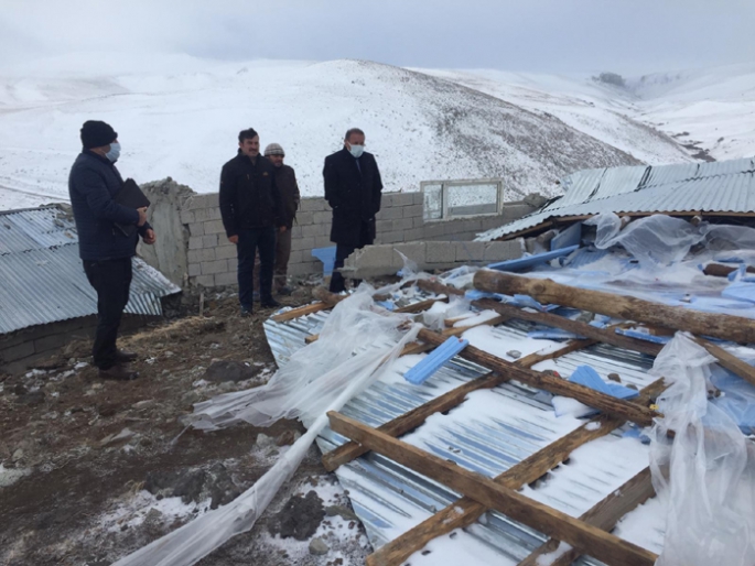 Şiddetli rüzgar ahırın çatısını uçurdu