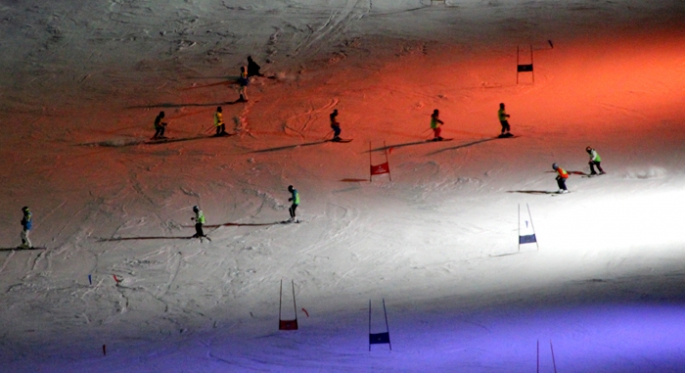 Sporcular gece kayağı ile yarışmalara hazırlanıyorlar
