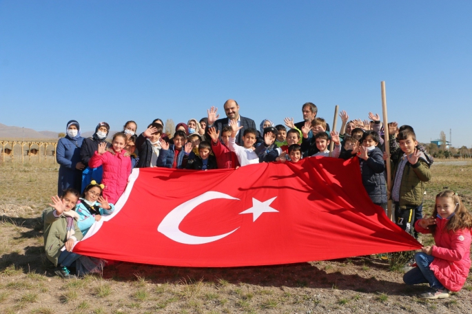 Cumhuriyet’in 98’inci yılında 98 fidan toprakla buluştu