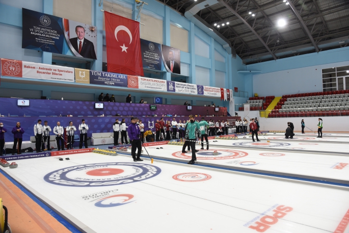 Curling 2022 Kış Olimpiyat Oyunları ön eleme müsabakaları Erzurum’da devam ediyor