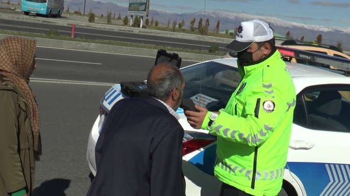 Hastane kavşağında otomobilin çarptığı kadın yaralandı