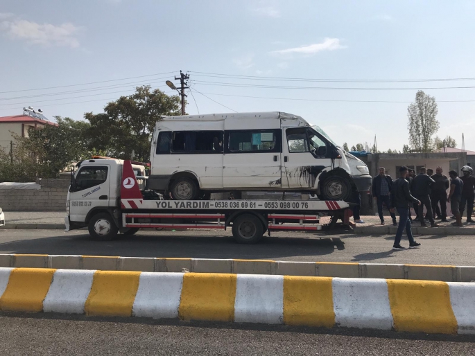 Iğdır'da minibüs ile pikap çarpıştı: 3 yaralı