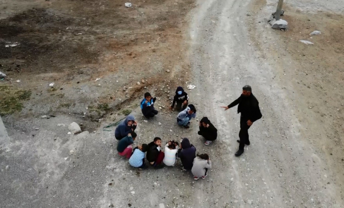 İlk kez drone gören çocukların şaşkınlığı