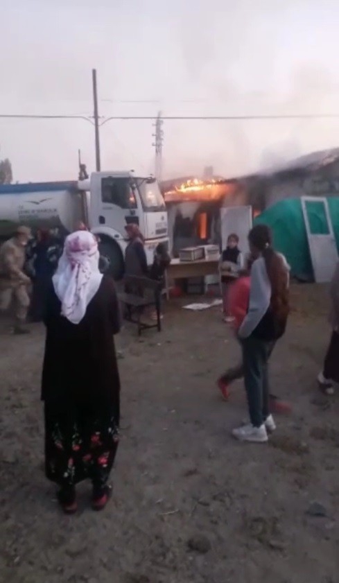 Kars’ta ev yangını, karı-koca dumandan zehirlendi