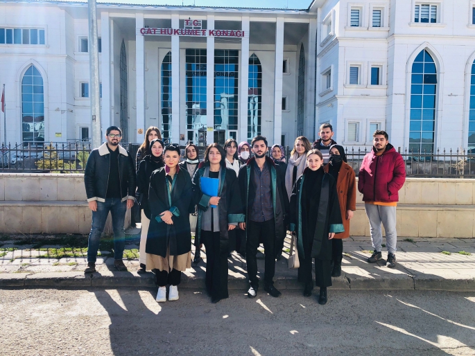 Kız çocuğunu istismar ettiği iddiasıyla yargılanan sanığa yurtdışı yasağı verildi, dava 9 Aralık’a ertelendi