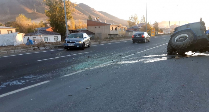 Pasinler’de otomobil traktöre çarptı