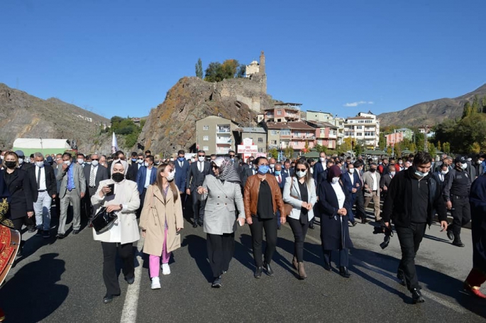 Uluslararası Tarihi İspir Panayırı kortej yürüyüşüyle başladı
