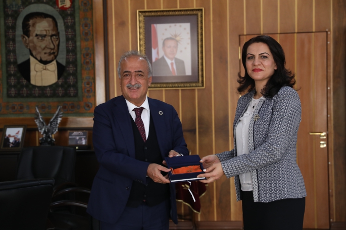 Akademisyenler başarılarını Rektör Çomaklı ile paylaştı