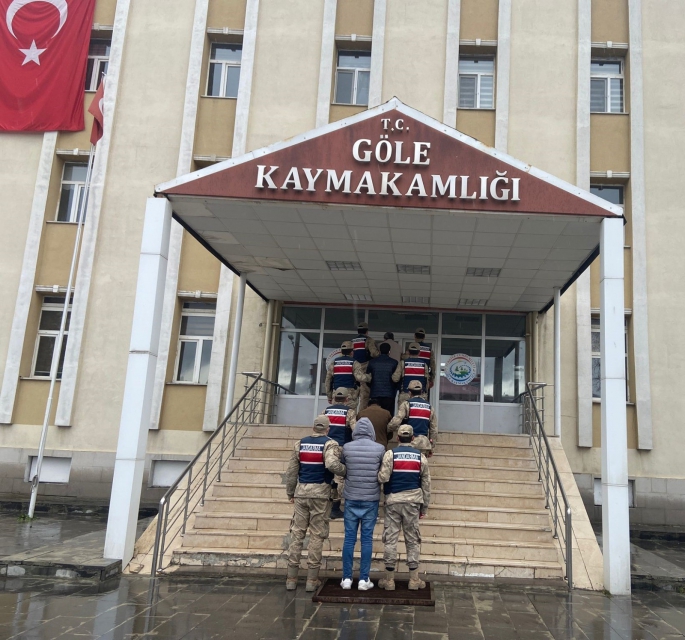 Ardahan'da 27 düzensiz göçmen yakalandı, sürücüler tutuklandı