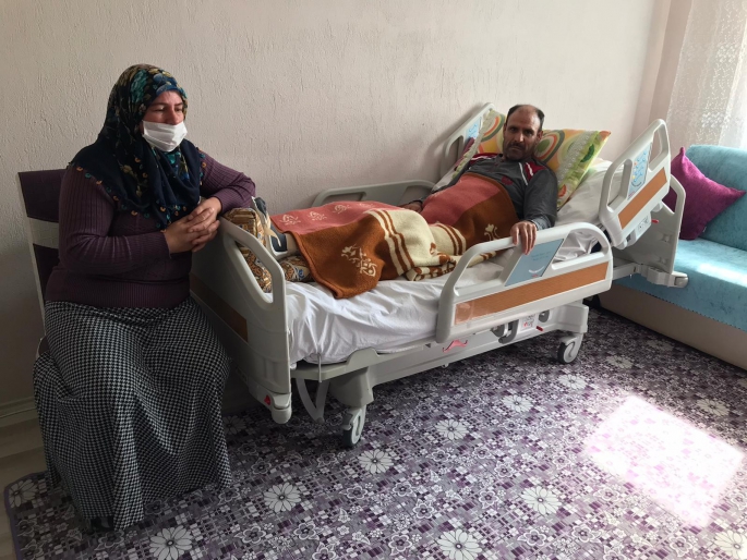 Çatıdan düşerek felç kalan baba yardım bekliyor