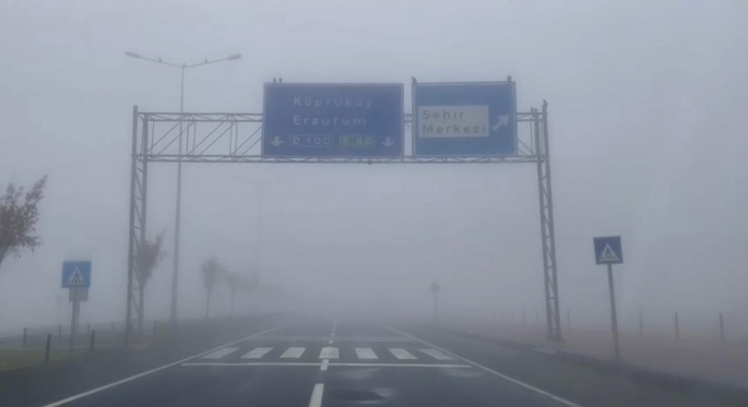 Erzurum’da etkili olan yoğun sis sürücülere zor anlar yaşattı