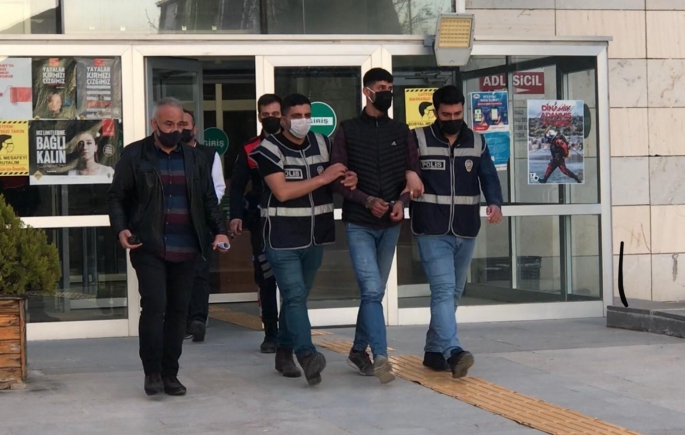 Kız arkadaşını 10 bıçak darbesiyle öldürmekten yargılanan zanlı hakim karşısına çıktı