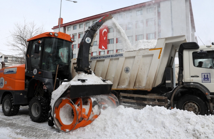 Büyükşehir’in kar timleri kenti baştan aşağı kardan temizliyor