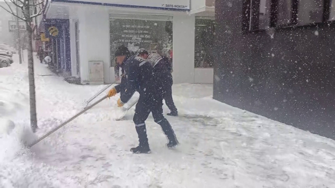 Erzurum'da kar yağışı etkili oldu, kent beyaza büründü