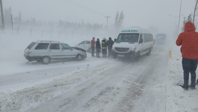 Erzurum’da zincirleme kazada 5 araç birbirine girdi, onlarca araç yolda kaldı