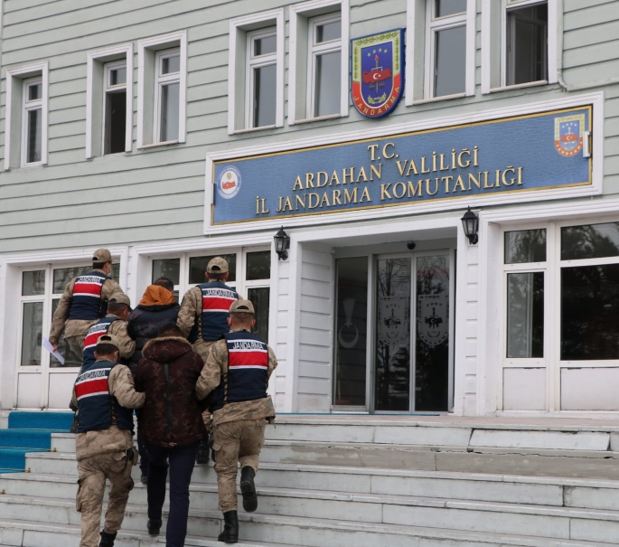 Ardahan'da 7 yıl 6 ay kesinleşmiş hapis cezası bulunan 2 hükümlü yakalandı